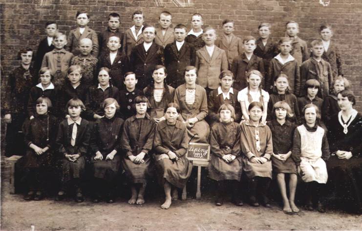 Uczniowie szkoły w Lipinach z roku 1933. po prawej stronie siedzi kierowniczka szkoły W.Wicherówna.